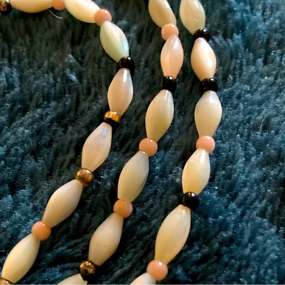 3/$25 Vintage, mid century, modern acrylic, rice, bead, choker, and bracelet set